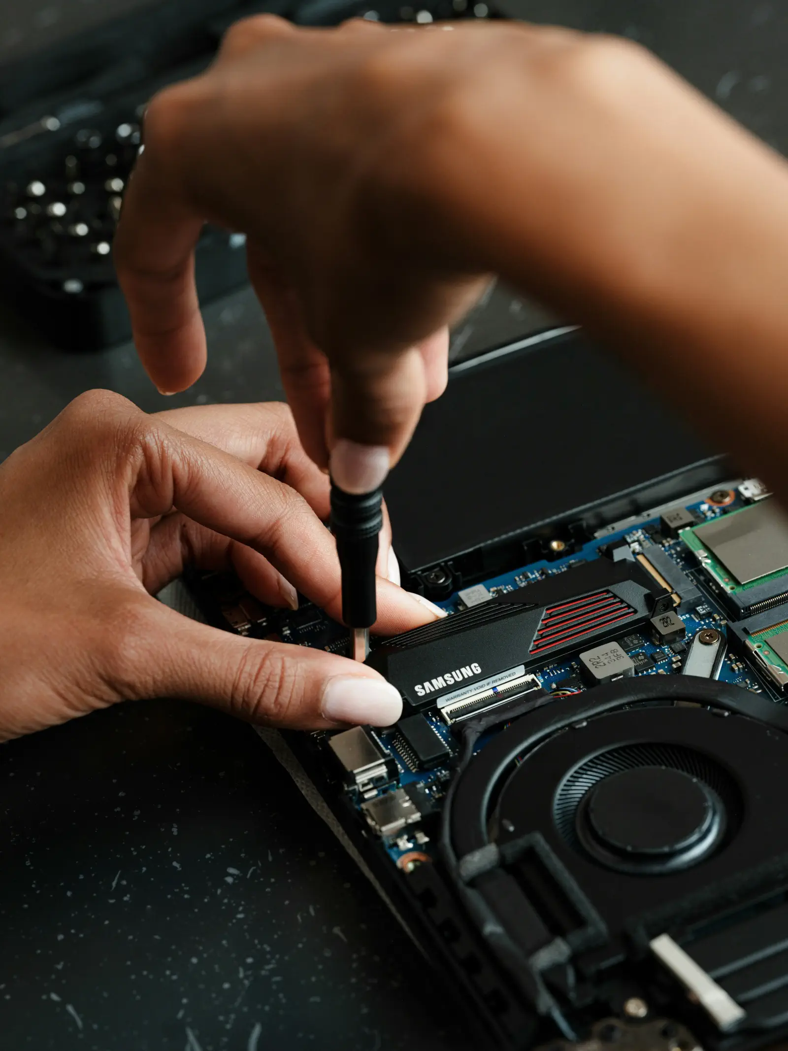 Skruvar på ett moderkort