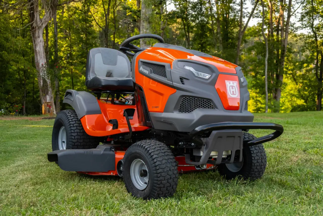 En åkergräsklippare parkerad på en gräsmatta