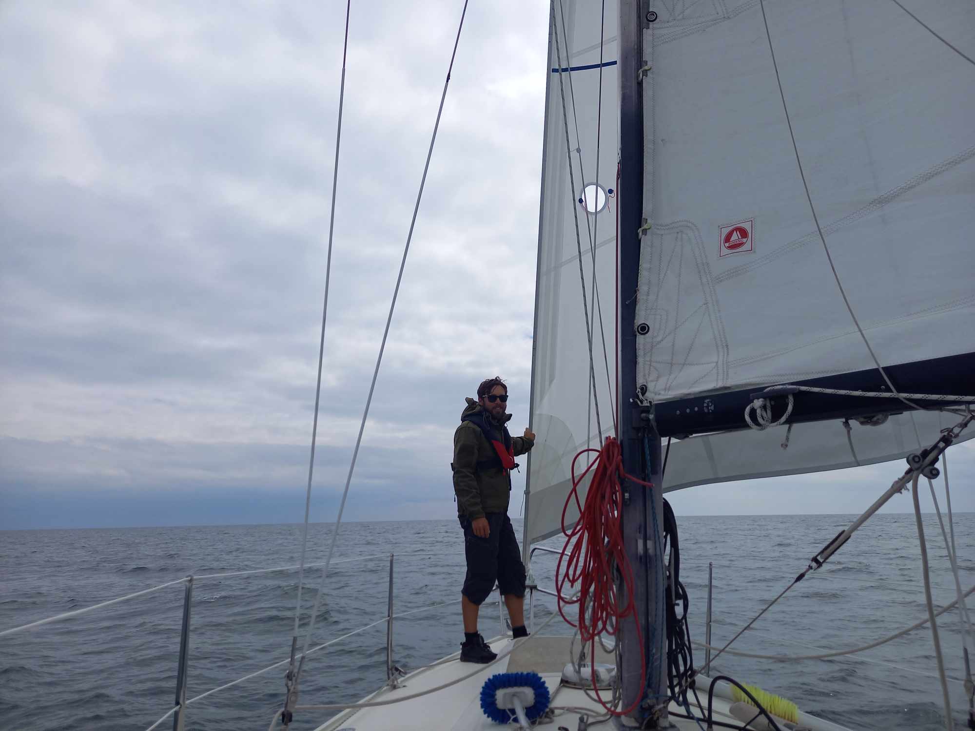 Daniel står på en segelbåt i Medelhavet